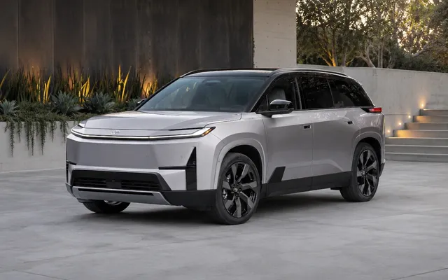 Toyota rinvia Highlander elettrico: tempi e specifiche