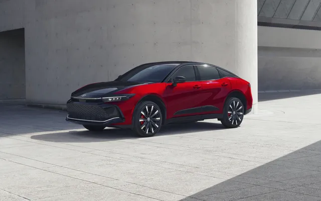 Toyota Crown 2027: nuovo ibrido THS 5, consumi, versioni e prezzi