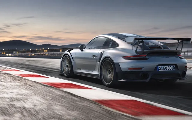 Porsche 911 GT2 Flachbau RS: differenze dalla 911 di serie