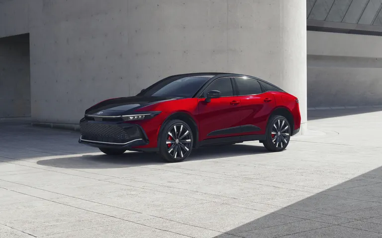 Toyota Crown 2027: nuovo ibrido THS 5, consumi, versioni e prezzi Toyota Crown 2027: nuovo ibrido THS 5, consumi, versioni e prezzi