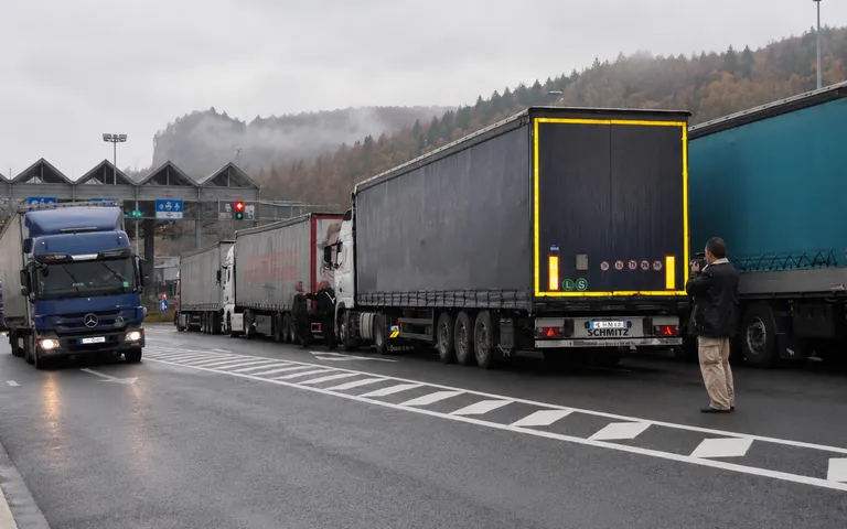 Program special pentru camioanele spre Ungaria: circulație nocturnă permisă în weekendul 27-28 iunie