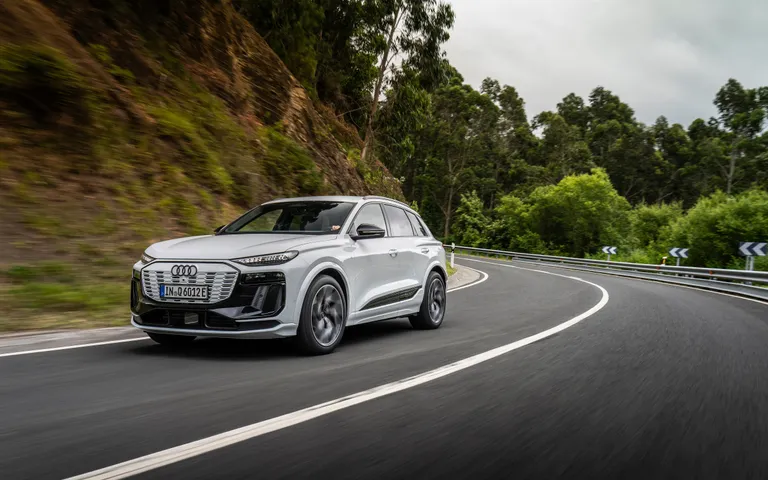 Audi Q6 e-tron a 200 km/h: cosa succede all'autonomia
